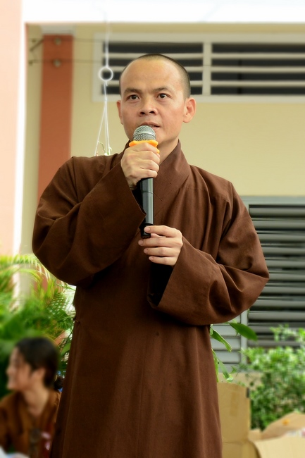 Giving gift portions to pupils on the occasion of Mid-Autumn Festival